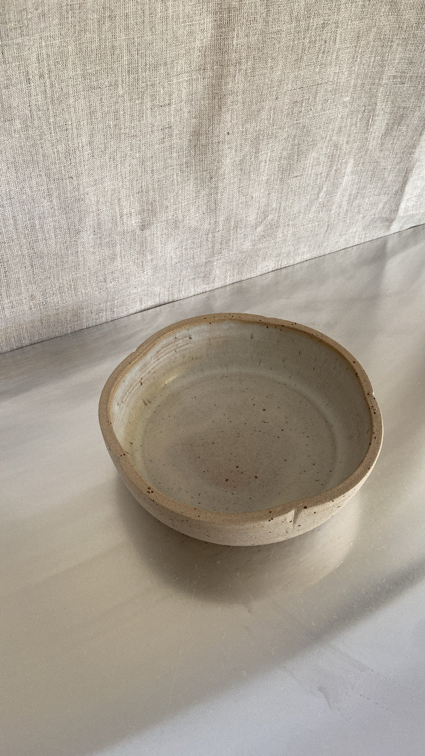 Low Bowl – Subtle Flower small beige